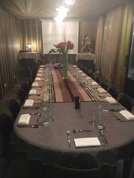 Table pour 20 personnes avec vidéoprojecteur