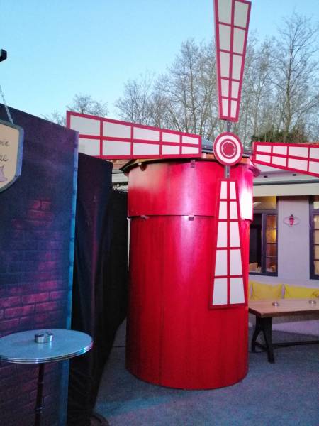 Décor Moulin Rouge année 20 au restaurant O'Capot à Caluire